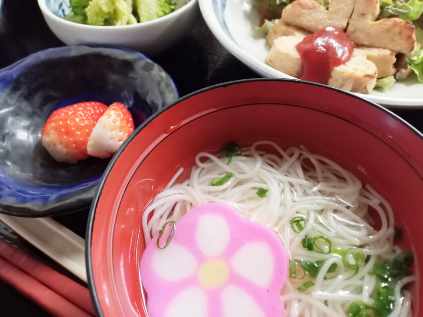 介護施設の食事風景。麺類とサイドディッシュが美しく盛り付けられた定食